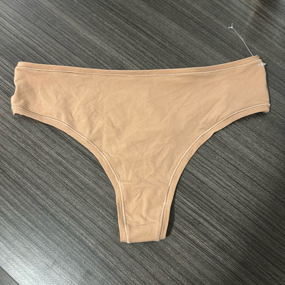 NWOT! SKIMS KIM K FITS EVERYBODY DIPPED FRONT THONG